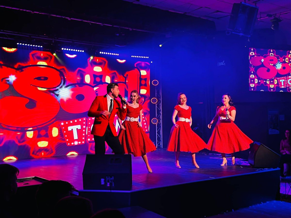 Holiday Entertainment tweet media