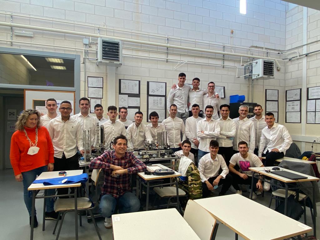 cifppicofrentes's tweet photo. Sabíamos que nuestros alumnos eran listos, inteligentes, educados.... pero hoy hemos descubierto lo guapos que son 😊
😊‼️PRIMER DÍA SIN MASCARILLAS ‼️‼️‼️
Para muestra un botón, alumnos de #MEC2 😊 https://t.co/mN23YD2lTT