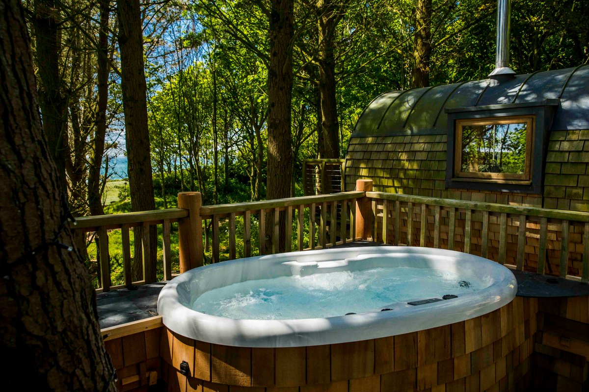 Last Minute #Treehouse Getaway **Now Discounted**

The Loft has just become available!
Wed 4th May - Sun 8th May!

4 Nights WAS £1420 / NOW £1270

Call to book > 01271 890110

#treehousedreams #loversretreats #theloft #pickwellmanor #hottubunderthestars #treehousedecor #devon