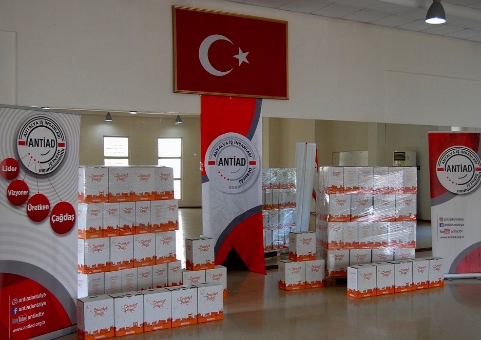 Antalya İş İnsanları Derneği (ANTİAD) olarak geleceğimizin çağdaş temsilcileri ve teminatı Üniversite gençliğimize gıda kolisi dağıtımı yaptık. Akdeniz Üniversitesi Rektörlüğüne ve Dernek üyelerimize teşekkürlerimizi sunuyoruz.
<a href="/Akdenizun/">Akdeniz Üniversitesi</a> 
<a href="/ferhatyildiztac/">FERHAT YILDIZ</a> <a href="/bilalkoleoglu/">BİLAL KÖLEOĞLU</a>