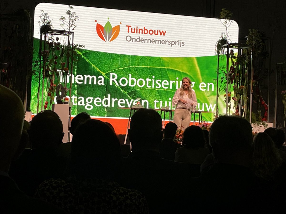 René Gomersbach neemt de erkenning in ontvangst namens <a href="/TomatoworldNL/">Tomatoworld</a> voor hun bijdrage aan het verder brengen van de sector
#TuinbouwOndernemersprijs