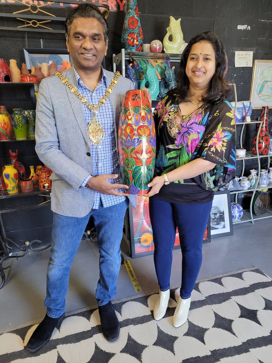 Lovely to see our Lord Mayor  and Lady Mayoress today collecting our 50cm vase inspired by The Festival Of Colour for the Lord Mayor's charity ball on 22nd April. 
We wish you good luck we hope you raise lots of money for your charities <a href="/HUBBFoundation_/">The Hubb Foundation</a> <a href="/UHNMCharity/">UHNM Charity 🏥</a>