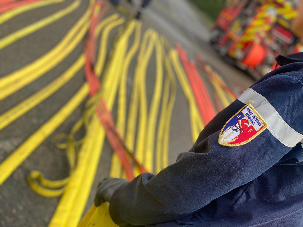 Pompiers04's tweet photo. 🔵 FDF de la #Rochette 🔵

Nos #JSP du département ont participé au CIS de Digne-les-Bains à des missions de reconditionnement du matériel utilisé sur le FDF de la Rochette. 

Félicitations à tous ces jeunes pour leur dévouement. Un bel exemple de #solidarité ! 👏 https://t.co/05qFEMgI1L