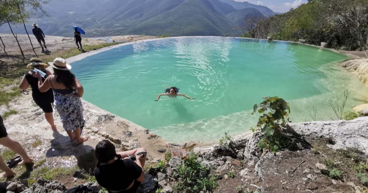 lucesmexicanas's tweet photo. Un clásico de clásicos. Hierve el Agua y sus cascadas petrificadas ya son una postal esencial de Oaxaca, por lo mismo el nivel de turismo en el sector es altísimo. #oaxaca #mexico #oaxacamexico #mezcal #a #xico #cdmx #oaxacatravel #m #travel #n #oaxacacity #o #puertoescondido https://t.co/9X21h5o2xM