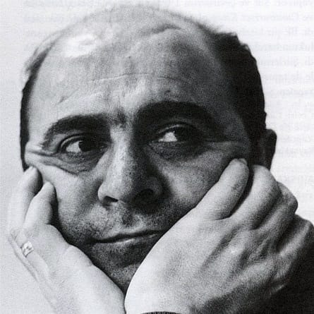 "Bir ufka vardık ki artık yalnız değiliz sevgilim.
Gerçi gece uzun,
Gece karanlık...
Ama bütün korkulardan uzak,
Bir sevdadır böylesine yaşamak..."

İyi ki doğdun Ahmed Arif, iyi ki soluduk şiirlerini.
#AhmedArif