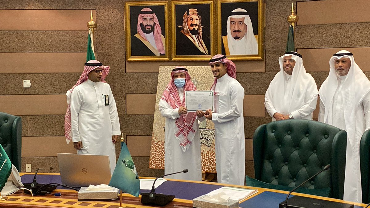 Majed_Osaylan's tweet photo. الحمدلله حمداً طيباً مباركاً فيه ♥️
قمت بتمثيل كلية الطب والجراحة في المركز الاستراتيجي لتحقيق رؤية المملكة وتم تكريمي من رئيس جامعة المؤسس أ.د عبدالرحمن اليوبي 
واسأل الله ان نكون دائماً خيراً لديننا ووطنا ما دمنا احياء. https://t.co/eIBhOGz6x9