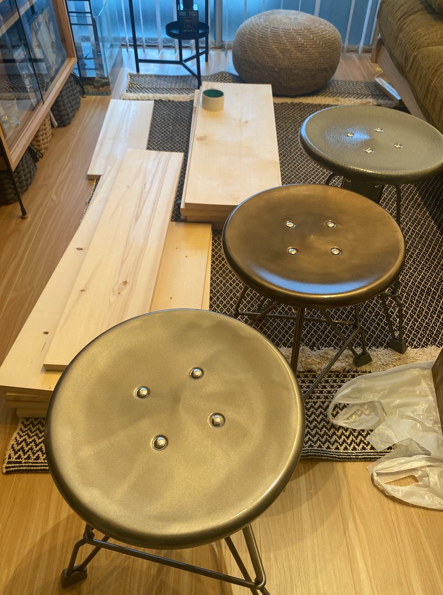 deepdeepnuma's tweet photo. ネットストアでダルトンのクリッパーIIというスツールに一目惚れして問い合わせ
全国の店舗在庫を調べてくださり、丁寧に配送手続きをしていただいた
届いた現物、ほんま可愛い!
取り寄せて良かった!
#dulton #clipper2 #スツール #インダストリアル #ハンマートーングレー #ロウ https://t.co/8BFKlGCuSh