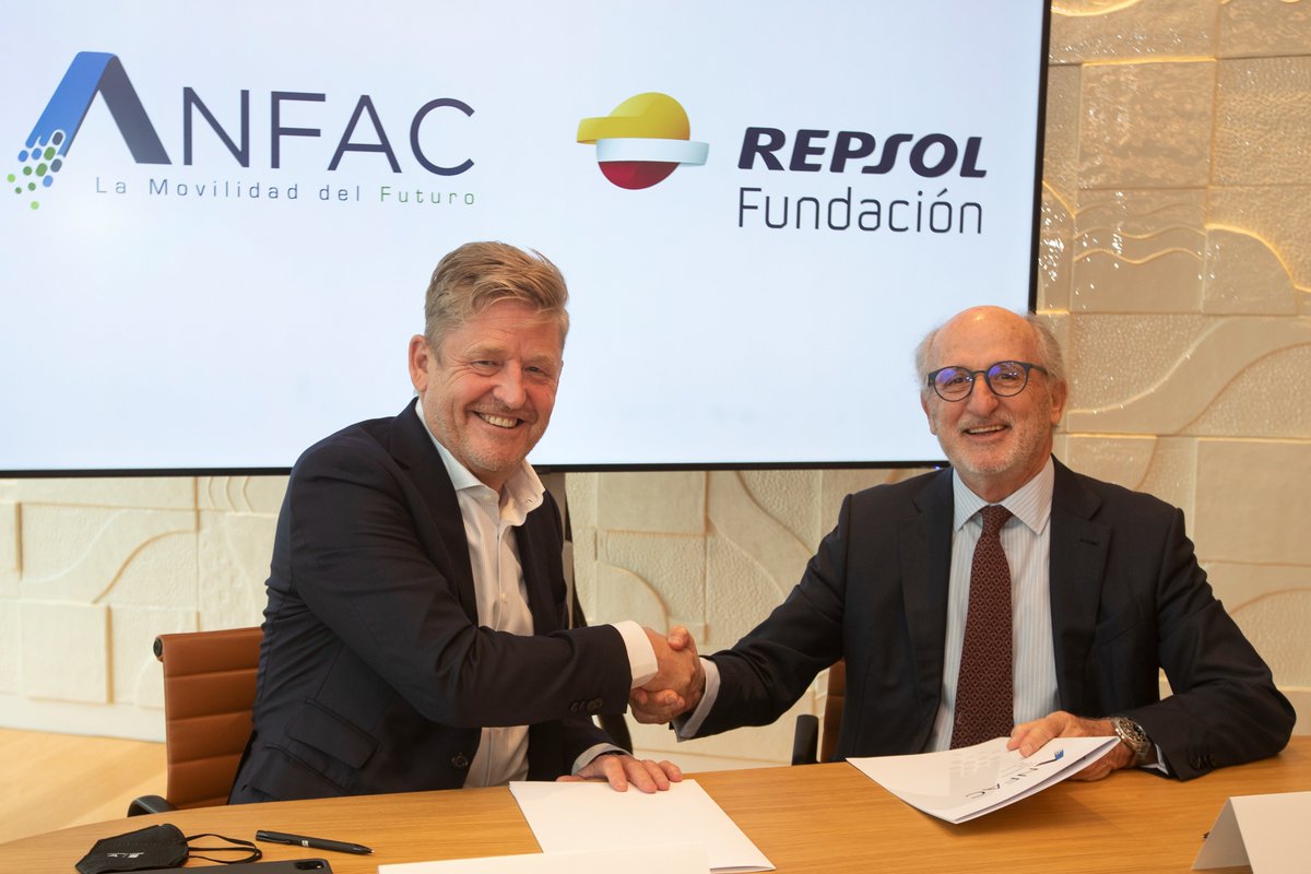 AnfacAutomovil's tweet photo. 🤝#ANFAC y @FundacionRepsol firman una alianza estratégica para el impulso de la #movilidad sostenible.

☑️En el encuentro el @PresidenteANFAC y el presidente de @Repsol han destacado la necesidad de acuerdos conjuntos que impulsen la #movilidad.

Más ℹ https://t.co/OODbXQD2kq https://t.co/IP0YMvkw4m