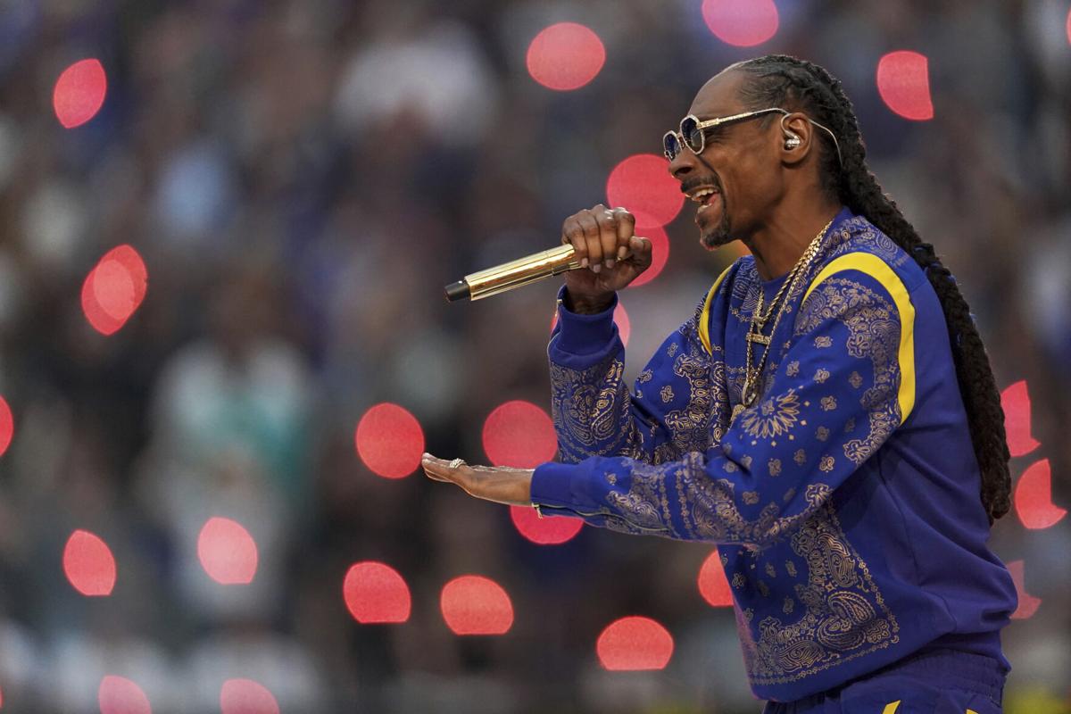 Snoop closed his set by saying: “We’re going to legalize the s— in this state, too. What we’re going to do is sing the national anthem.” 

Not the “Star Spangled Banner.” But “Young and Wild and Free.”  bit.ly/3vC1XaP?utm_me…