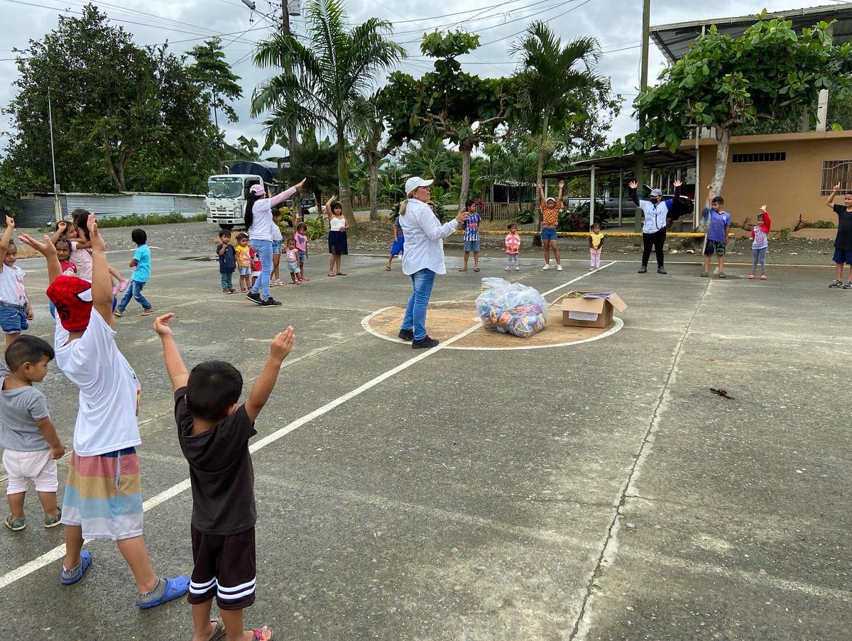fernove_org's tweet photo. Después de jugar y compartir con los niños de Recinto San Juan realizamos la entrega de cartucheras con útiles escolares a 60 niños del sector. Están muy contentos con el retorno a clases. #clases #retornoaclases #ecuador #Guayas #educacion https://t.co/hEzhVEW1Zv