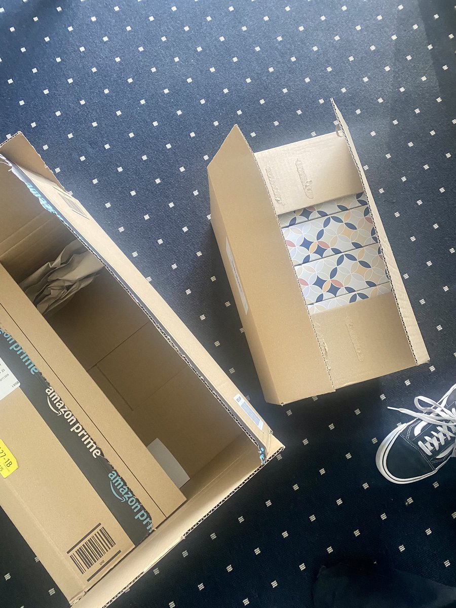 PernautM's tweet photo. Hello @AmazonNewsFR ! Un Carton dans un carton pour envelopper encore des cartons … Trop de carton tue le carton ! ♻️ https://t.co/1aX5zkWHFD