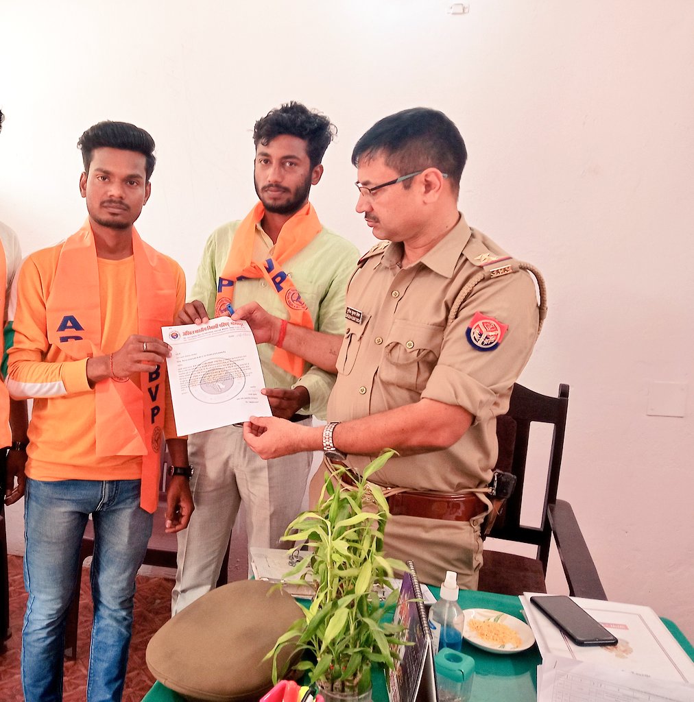 GorakhpurAbvp's tweet photo. ABVP गोरखपुर उत्तरी जिले के नगर इकाई पीपीगंज के कार्यकर्ताओं द्वारा नगर पंचायत पीपीगंज थाना क्षेत्र के अंतर्गत विभिन्न गांवों में जबरन धर्म परिवर्तन करवाने हेतु पीपीगंज के SO दुर्गेश सिंह जी से मिलकर उचित कार्यवाही हेतु ज्ञापन सौंपा गया।
@ABVPVoice
@Dm_Gorakhpur
@Uppolice https://t.co/VC0Tcd4hZS