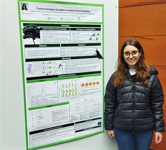 A Ana Nunes, das @Invasoraspt, @CFE_UC e @esac
está no #eei2022, para apresentar o poster: Controlo biológico da espécie invasora Acacia longifolia: Contributos para a compreensão do ciclo de vida do agente Trichilogaster acaciaelongifoliae :)
Obrigado, @LifeInvasaqua pelo apoio!