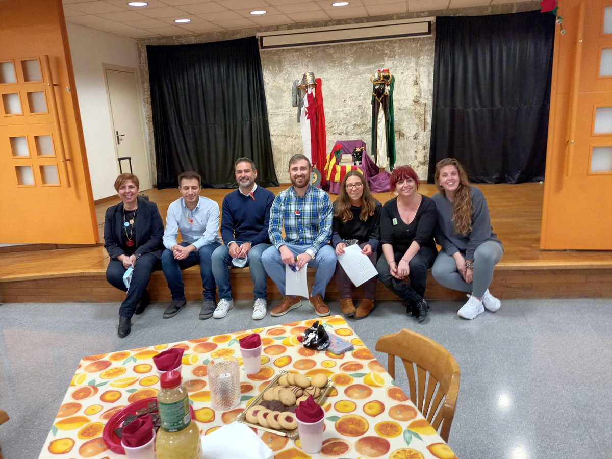 CFATrinitatV's tweet photo. Ahir va tenir lloc l’acte de Sant Jordi de l'escola, després de dos anys sense poder celebrar-lo. Vam organitzar un berenar literari en què alumnes de tots els grups de l’escola van sortir a l’escenari a llegir, alguns fins i tot cantar, poemes. https://t.co/gV6vqUnwoa