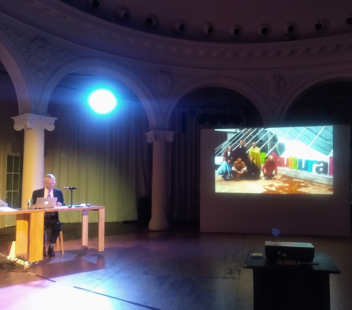 bardolatria's tweet photo. Conferencia de ayer @randall_rmartin señalando el trabajo realizado en mi residencia #EcoShakespeare en @elculturalsm de dónde surgió el grupo #Setebos que mañana estrena #CimbelinoEnLaPatagonia en el @CC25deMayo gracias al apoyo de @EmbCanArgentina @SSHRC_CRSH @ecocymbeline https://t.co/dKUvVsdrAA
