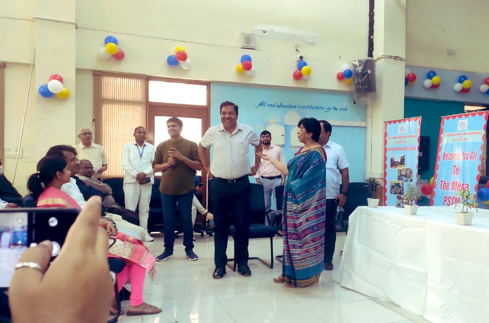 Dir_Education's tweet image. At the Mega #PSTM at Dr Ambedkar, SOSE Khichripur, @AmbedkarSOSEKhp Ms. Anuradha Sharma from @ACERorgINDIA talked about Assessment tools with parents.

DDE East, S. K. Sharma &amp;amp; OsD @PbpandeyB appreciated the efforts of Principal @seemaroychowdh1 &amp;amp; congratulated students.