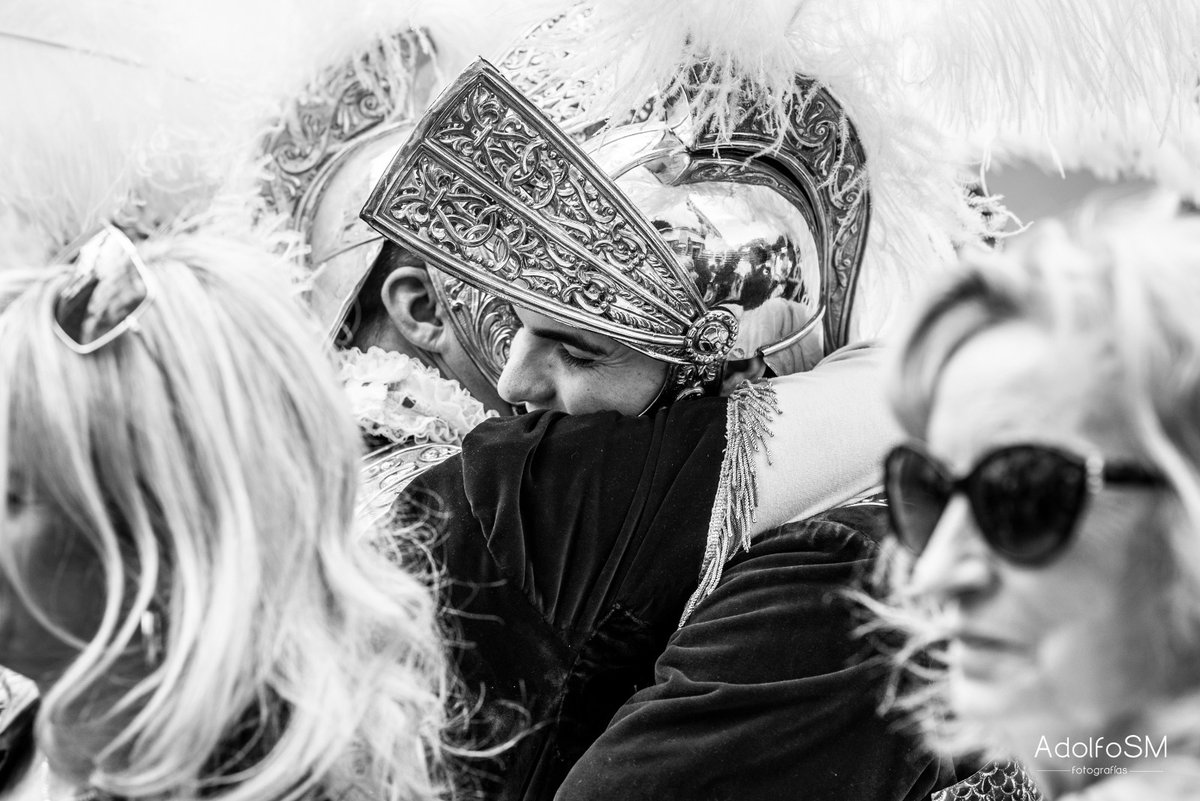 Manugueerrero's tweet photo. Que te duela la garganta de querer llorar, que sonrías de la ilusión de saber que todo ha llegado, y que te digan que eres Armao de la Macarena mientras te den ese abrazo tan grande.. vaya momento has cogido miarma!!  @ASanchezM90 https://t.co/2Bg1msvhsx