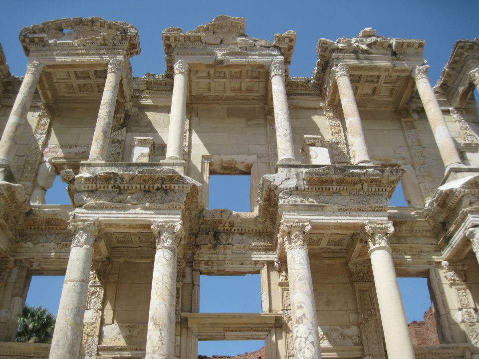 LyndaDietz4's tweet image. Everyone should have some sort of happy reading place in their home. Are you a library person? easyreaderediting.com/blog/do-you-ha… #reading #Mondayblogs #homelibrary #EasyReaderEditing