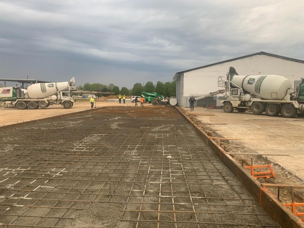 TAMSystems's tweet photo. 3:30AM Concrete Pour began!
120FT Long - 35FT Wide - 3FT Deep ๐คฏ
@ Continental Refining Company, LLC - Somerset KY
#tamsystems #concrete #soybeanprocessing #project #howyabin https://t.co/C1l3GvlnEF