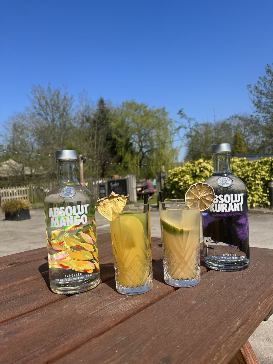 RedBlindley's tweet photo. Just in time for summer @absolutuk Kurant with a squeeze of lime and apple juice, and Mango with a squeeze of lime and pineapple juice. It’s like a big kids j20! 🍹 #youngspubs #absolut #absolutkurant #absolutmango #surrey #lingfield https://t.co/QqM4QUA5UW
