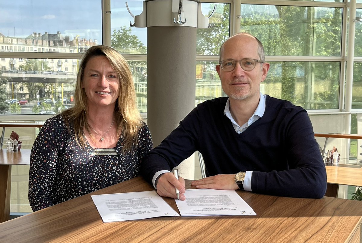 CarstenKarcher's tweet photo. Together on the #Road into the future! ๐ฃ
Happy to sign today the collaboration agreement of @eapa_org & @eurobitume for the E&E Alliance. We will continue the joint work for #EECongress and #EEEvent as we have already done so trustfully in the recent years. @E_E_Connect https://t.co/mqI0wHlZ8i