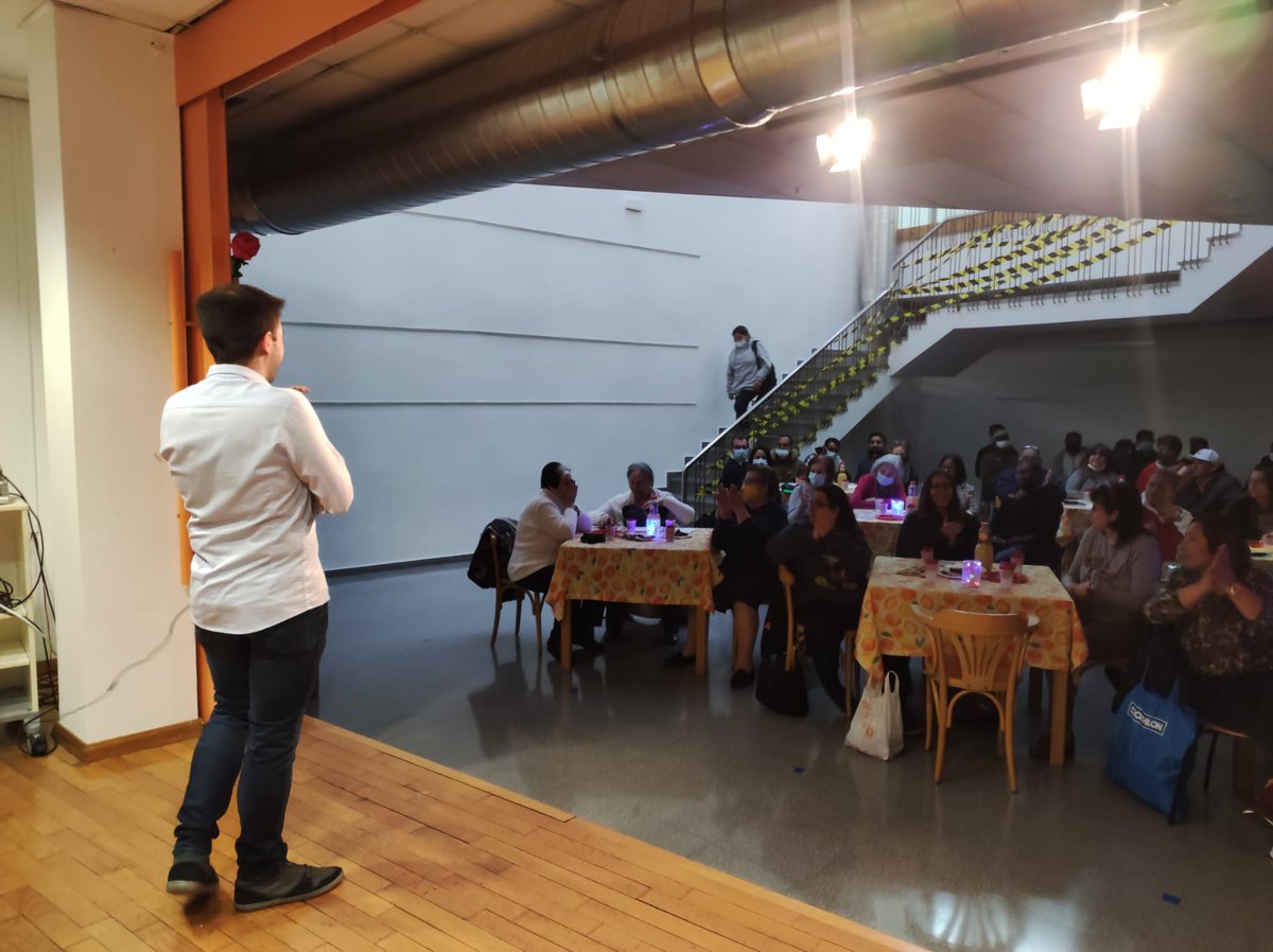 CFATrinitatV's tweet photo. Menció especial per als alumnes dels grups de català, que tot i que fa poc que l'estan aprenent es van atrevir a recitar poesia en aquesta llengua... I se'n van sortir molt bé! https://t.co/FYW6SkmDWn