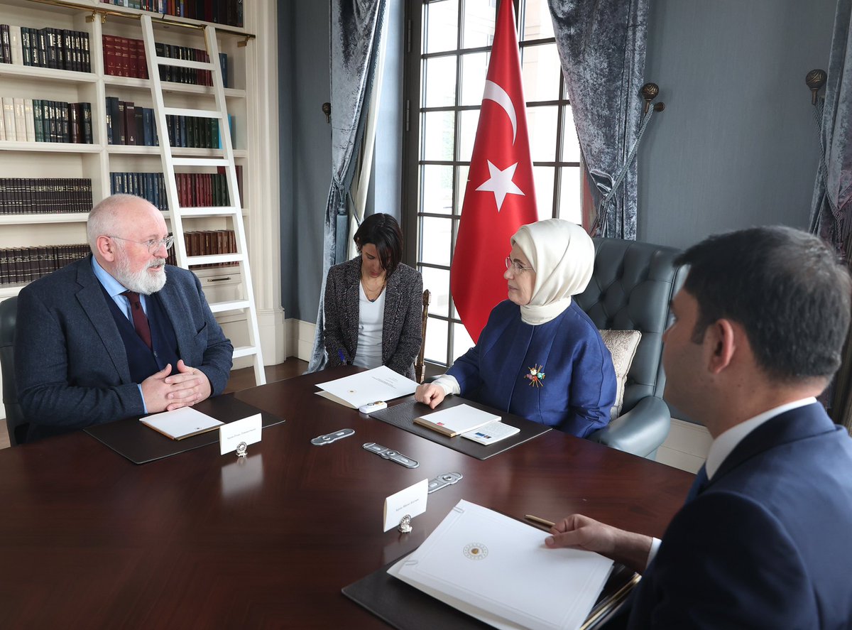 AB Komisyonu Çevreden Sorumlu Başkan Yardımcısı @TimmermansEU ile bir araya geldik.
#SıfırAtık projemizi anlattık. Çevre konusunda uluslararası işbirliğinin önemine değindik. Dip deniz temizliğinden çevreci tarım tekniklerine kadar çeşitli konularda fikir alışverişinde bulunduk.