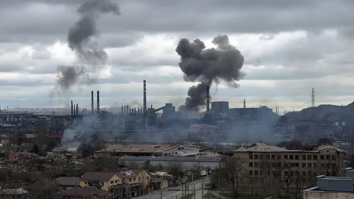 nachomdeo's tweet photo. Putin ordenó frenar el asalto a la acería de Azovztal donde resisten los ucranianos y anunciar la “liberación” de Mariupol. La nueva fase de la batalla por Ucrania pareciera enfrentar a Rusia a un dilema político y estratégico complejo. Veamos que sucede en el frente de batalla https://t.co/F2cuYtu3zc