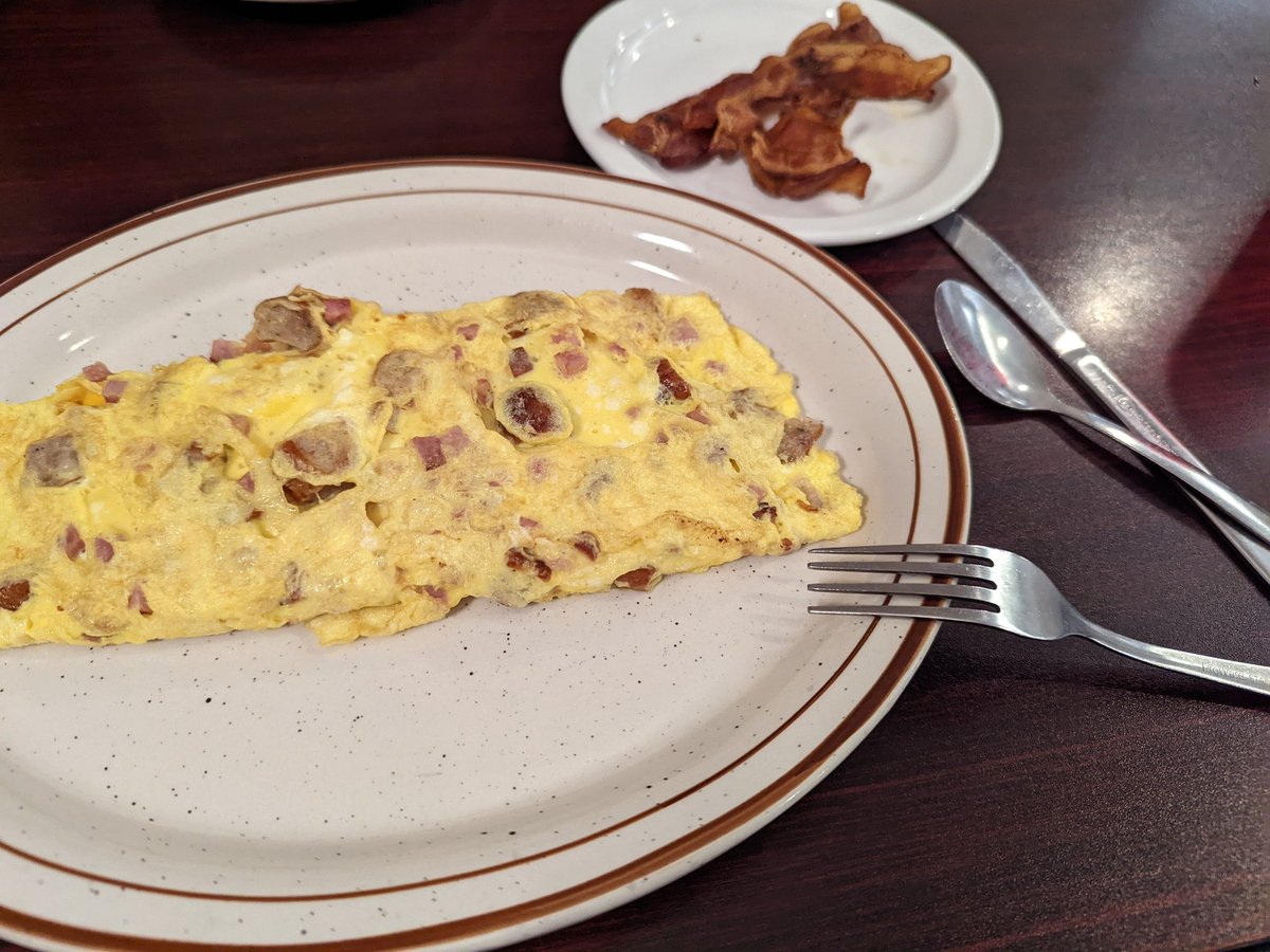 NutritionKristi's tweet photo. Day 3 of Anniversary trip ordered a meat lovers omelette with 3 eggs, ham, bacon, sausage &amp; cheese &amp; I ordered an extra serving of 🥓 bacon. https://t.co/haBznEFby6