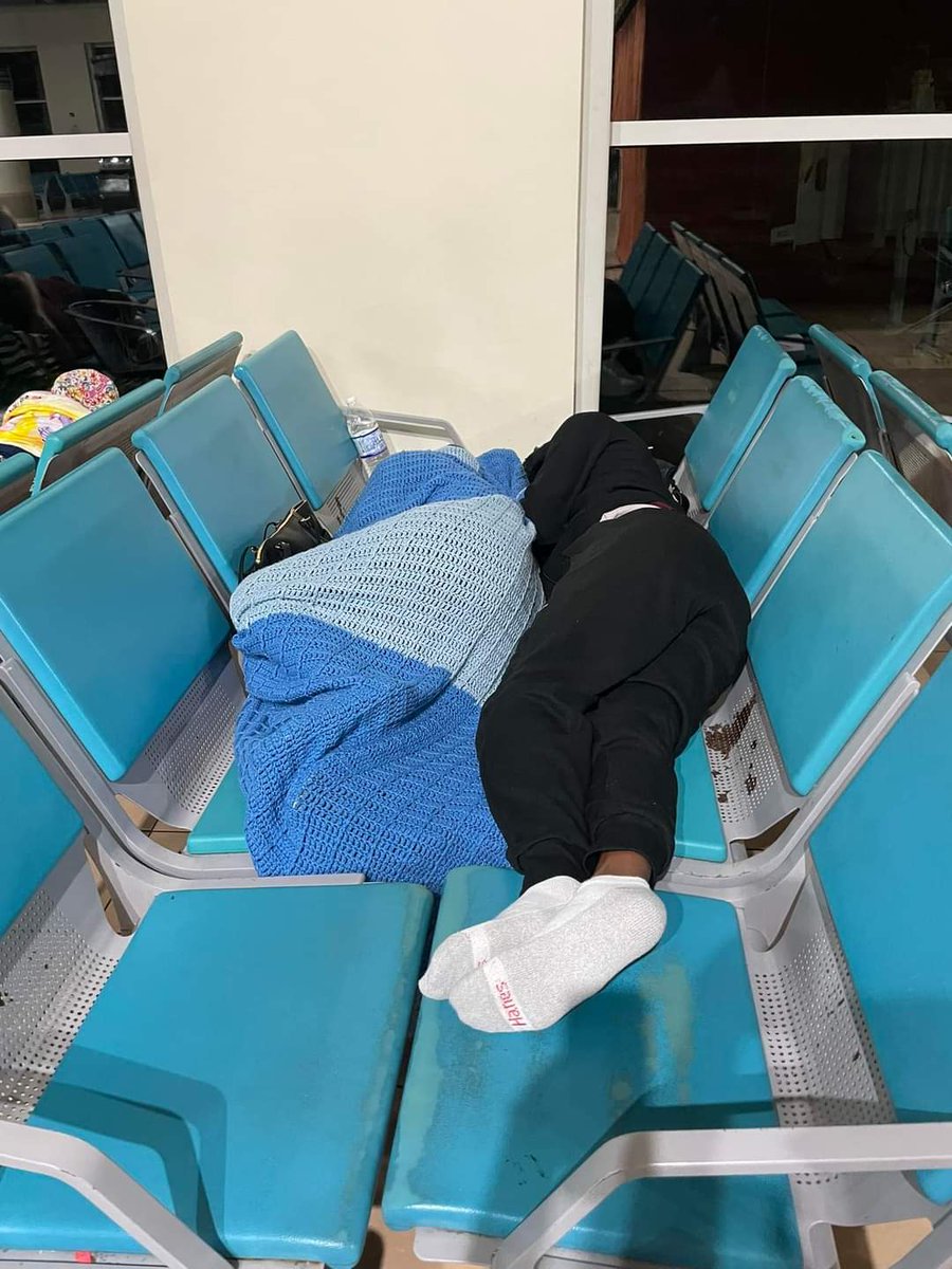 Michael57053756's tweet photo. @AmericanAir This is How American Airlines treat their customers!
#neverAAgain https://t.co/fahV6vUOgc