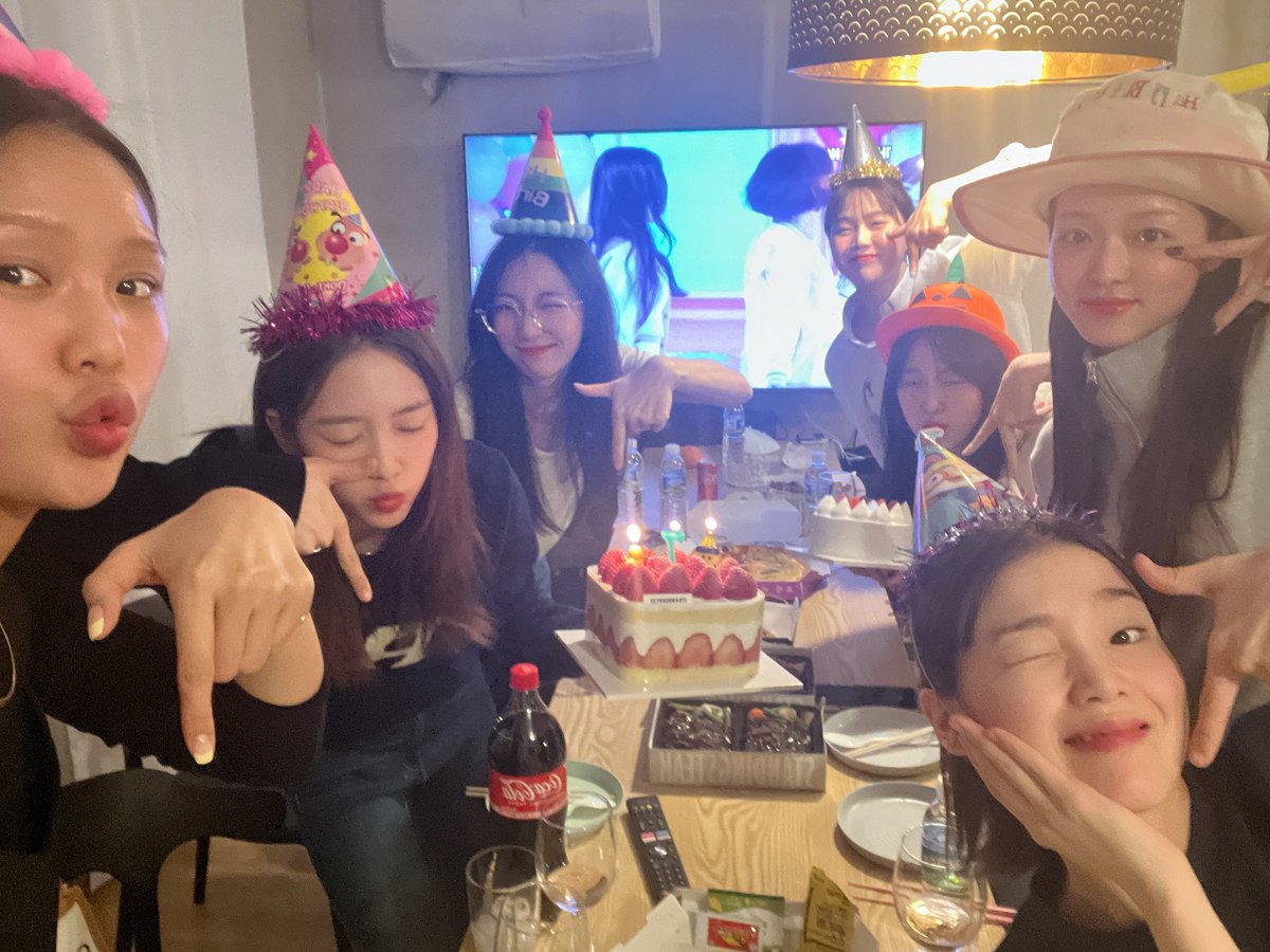 WM_OHMYGIRL's tweet photo. #오마이걸 #7주년 #파티파티 #미라클항상고마워사랑해

우리끼리 만나서 파티했지롱><♡ 재밌었댜아♡
고마워 멤버들♡ 모두 사랑해♡ 미라클 부럽찌이~??>< https://t.co/0WycEQwu06