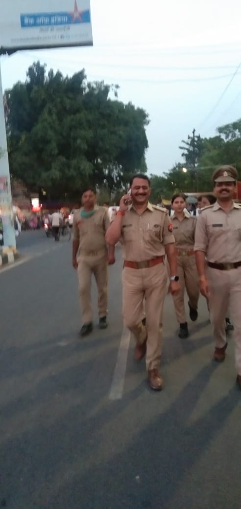 <a href="/east_dcp/">DCP EAST LUCKNOW</a> के निर्देशन में दिनांक 21.04.2022 को पूर्वी जोन के सभी थाना/चौकी प्रभारियो द्वारा पुलिस बल के साथ अपराध नियंत्रण, कानून, शांति एवं सुरक्षा व्यवस्था के दृष्टिगत महत्वपूर्ण स्थानों/मार्गो/ चौराहो पर पैदल गस्त की गयी।

#UPPolice 
#LucknowPolice