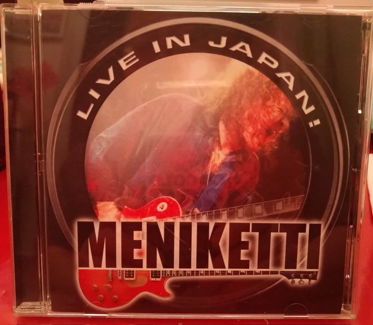 6X4vsJvmI0QJLK5's tweet photo. 今日は久しぶりにこちらのCDを引っ張り出して聴いていました📀
本業のY＆Tより更にブルージーで、渋さ増大のライブアルバム♫

もちろんDaveの持ち味であるエモーショナルなギター🎸とボーカル🎤を堪能できることは言うまでもありません🤟
とにかく渋過ぎの一言!
#davemeniketti
#meniketti https://t.co/LlNxTbojwa