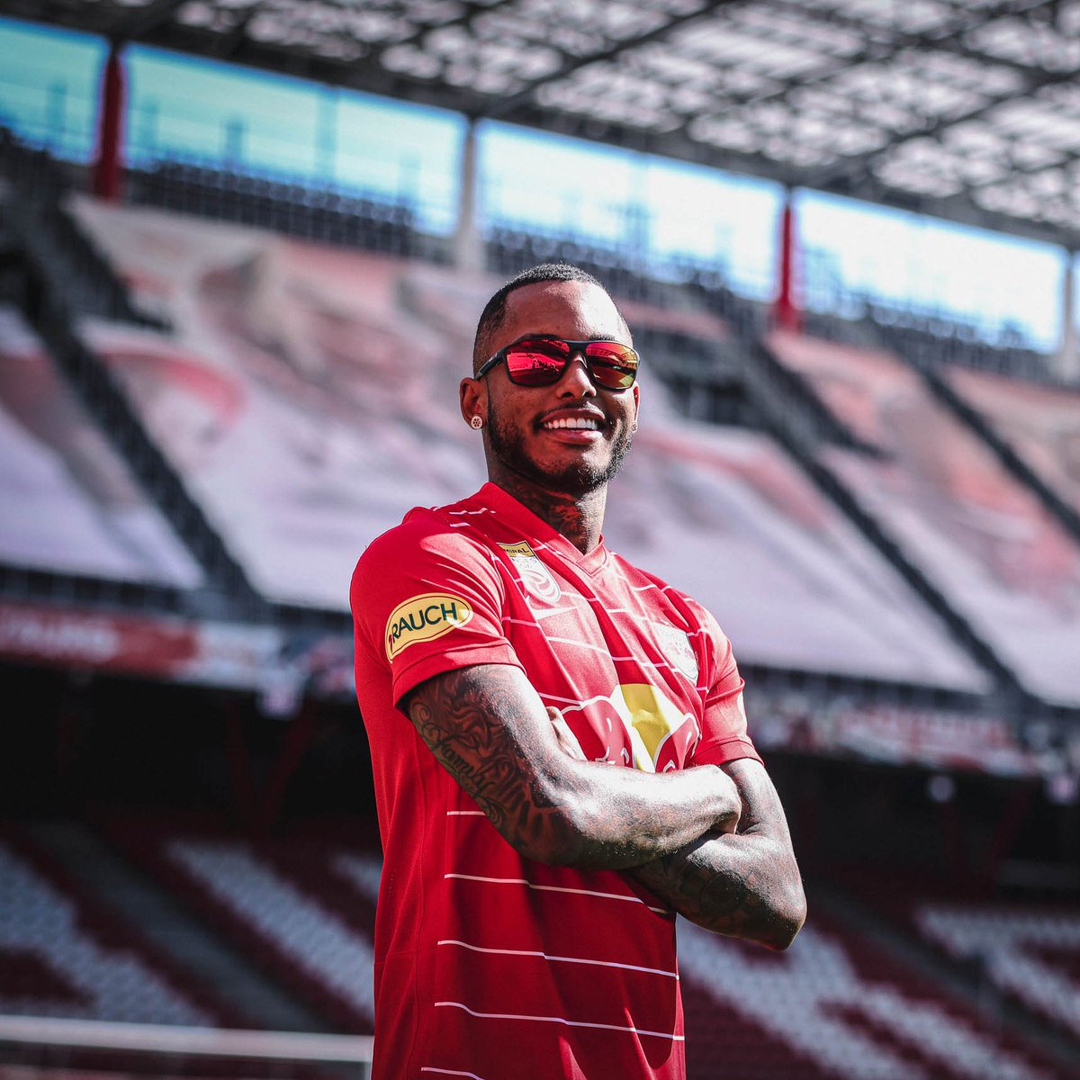 FCRBS_en's tweet photo. 😎😎
#WelcomeFernando 🔴⚪ https://t.co/g2UlpdbRvj