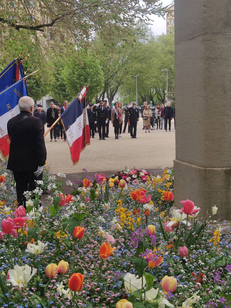 En cette journée nationale du souvenir des victimes et des héros de la déportation, cérémonie à Grenoble en mémoire de tous les déportés vers les camps nazis. N’oublions jamais.