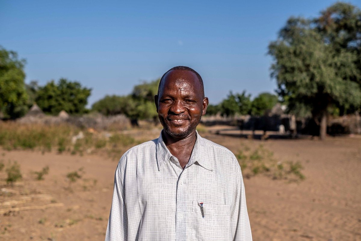 UNDP_Sudan's tweet photo. Abd El Aziz, member of a local conflict resolution committee, juggles his time between resolving disputes, teaching, &amp; farming to work towards peace

Read his story on how these committees supported by UNDP are improving #CommunityStabilization in Darfur: https://t.co/b9EvloOIsb https://t.co/KZrSrRcV5I