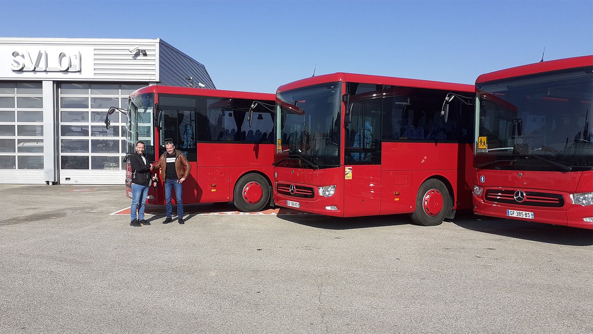 DaimlerBusesFR's tweet image. Europ’Tours, basé à Divonne les Bains (01), vient de recevoir 3 nouveaux Intouro M Mercedes-Benz pour renouveler sa flotte qui compte une quarantaine de véhicules essentiellement composée de Mercedes-Benz.
ow.ly/nnj050IJUpL
#Intouro #MercedesBenz #ParoleDeClient