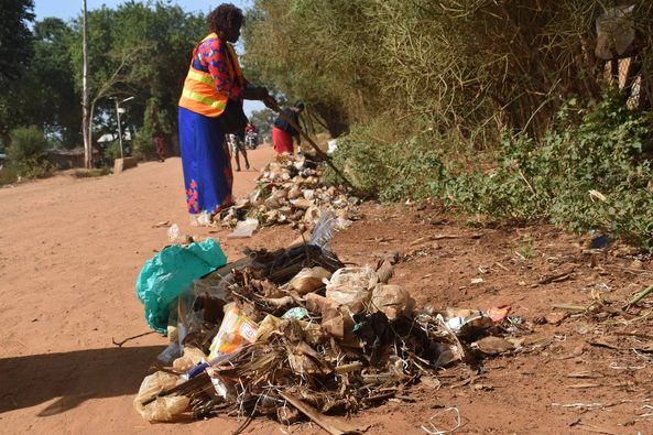 #PaleWater Nsamizi Humanitarian project, Refugee community worker and other refugees   collecting garbage to stop water pollution of L.Nakivale in Isingiro district <a href="/Mugira/">Fredrick Mugira</a>  <a href="/PaleWaterUg/">Pale Water</a>  <a href="/UofGWaterEnv/">UofG Water and Environment Research Group</a>  <a href="/Water_for_Good/">Water for Good</a> <a href="/min_waterUg/">MINISTRY OF WATER AND ENVIRONMENT 🇺🇬</a>  <a href="/ihedelft/">IHE Delft 💧 Institute for Water Education</a> <a href="/H2Ojournalists/">water journalists</a>