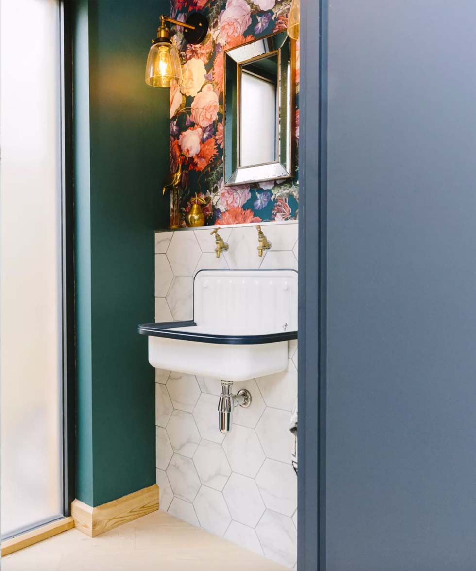 A downstairs toilet is often a space predominantly used by guests, so it's a perfect opportunity to add some glitz and glamour to their visit! Gold accents from the tap to even the loo handle really do add a touch of decadence. More inspo here zcu.io/jxT8