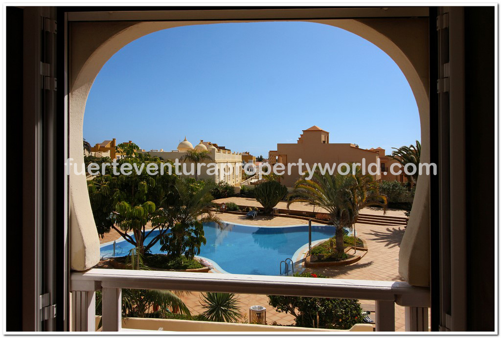 FUEProperty's tweet photo. Poolside and fully-furnished 3-bed 3-bath townhouse near amenities and easy walking distance to #Corralejo resort centre #forsale for 240.000€ https://t.co/2XNWr2N2Dd #Fuerteventura #Canarias #property #RealEstate #PropertyInSpain #HomeInTheSun https://t.co/WhUCoz30bX