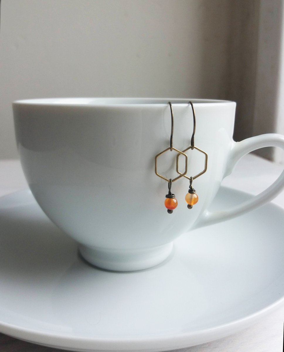 magpiesdaughter's tweet photo. Honeycomb hexagon earrings with a dinky carnelian gem as detail 🐝☀️
Shown here with bronze wires, but also available with silver wires and a yellow jade bead.
Shop link here: https://t.co/bcBNx0ww0A
#springjewellery #honeycomb #etsymcr https://t.co/48CTpuPAm6