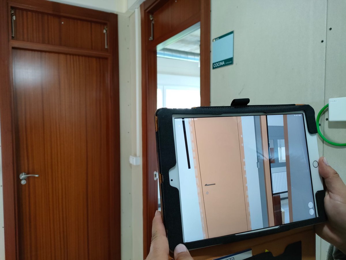 ProyectoBIMex's tweet photo. Comprobación de instalaciones y ensayo de control de incidencias en @edea_cice gracias a nuestro gemelo digital y @DaluxAp directamente en obra a través de AR. 
#DigitalTwins #AugmentedReality #dalux #BIM #INTROMAC #edea_cice #Juntadeextremadura #digitalización #investigación https://t.co/JkjITLnPyi