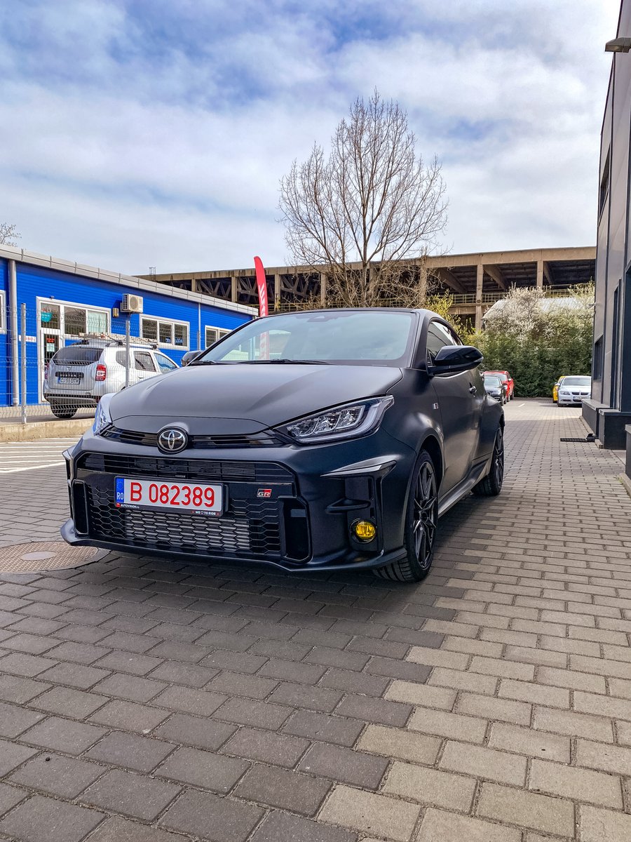 MasterfolCluj's tweet photo. Așa arată o Toyota Yaris GR, transformată din negru lucios în negru mat, aplicând pe caroserie o folie transparentă 😳. 

Practic, din orice mașină luciosă, poți face una mată + protejezi și caroseria pe termen lung. 😎👍

#clujnapoca #toyota #llumar https://t.co/dlxc7aKMlz