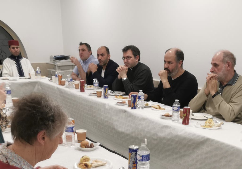 MosqueeVLG92's tweet photo. Rupture du jeûne en compagnie de nos frères et sœurs de @stjoseph_vlg . Un moment de partage et de dialogue en ce mois béni du Ramadan. Un grand merci au groupe de travail interreligieux de Villeneuve-la-Garenne #interreligieux #vivreensemble #paix #salam https://t.co/F1Qx3A7LRl