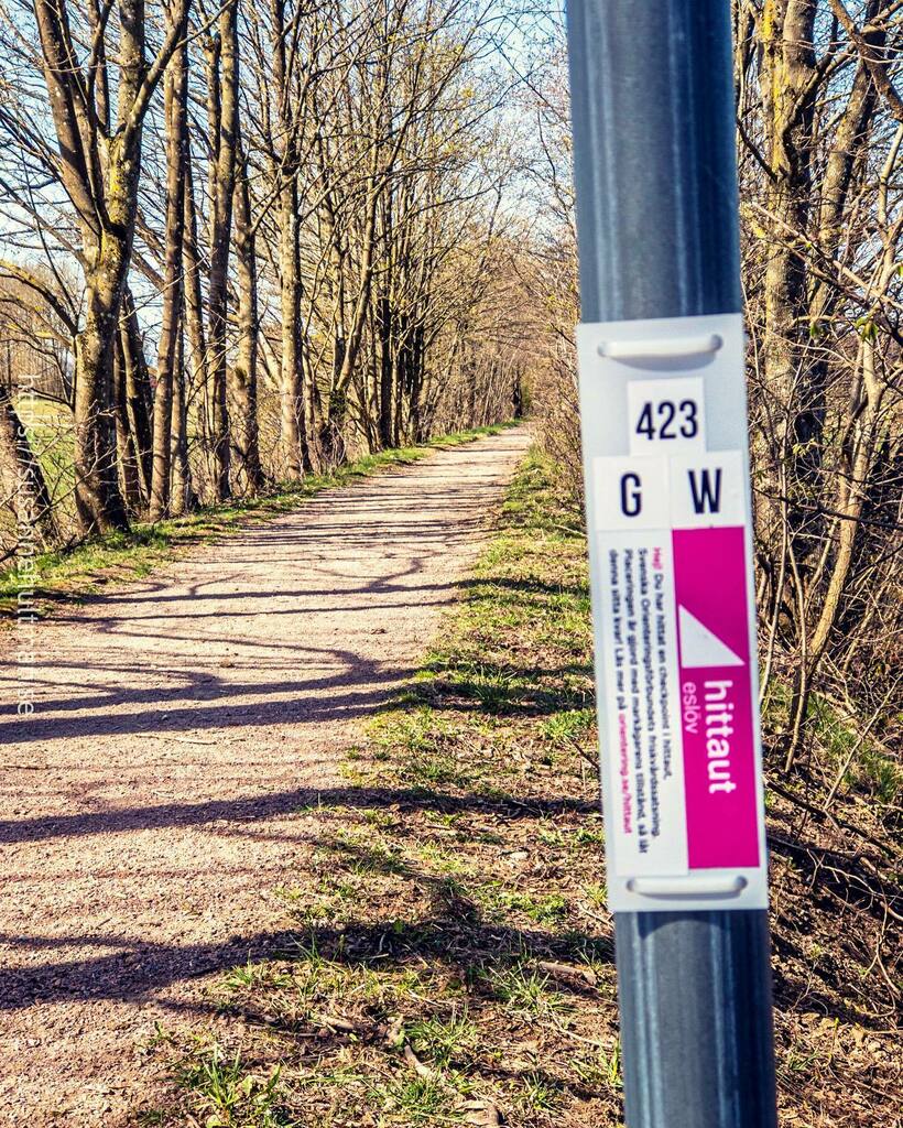 ompio's tweet image. Jodå, jag hittade ut idag. Tog cykeln genom Snärjet mot Kastberga och sedan tillbaka hem på den gamla banvallen där jag såg den här skylten. 
#cykeltur 
#skylt
#hittauteslov 
#eslöv instagr.am/p/Ccm8iR0o7Ln/