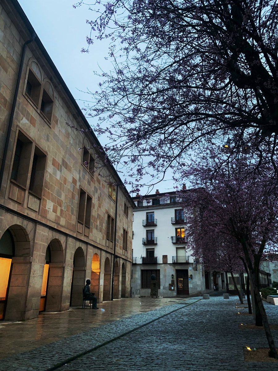 Y ahora salgo solo cuando hay nubes negras, 
 a ver si porfin me mojo y,
 se me costipa la pena🖤