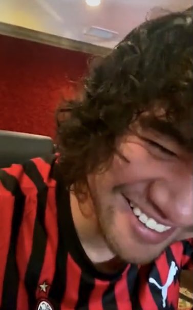 cthnation's tweet photo. calum hood this day https://t.co/IiK8pY5uAM