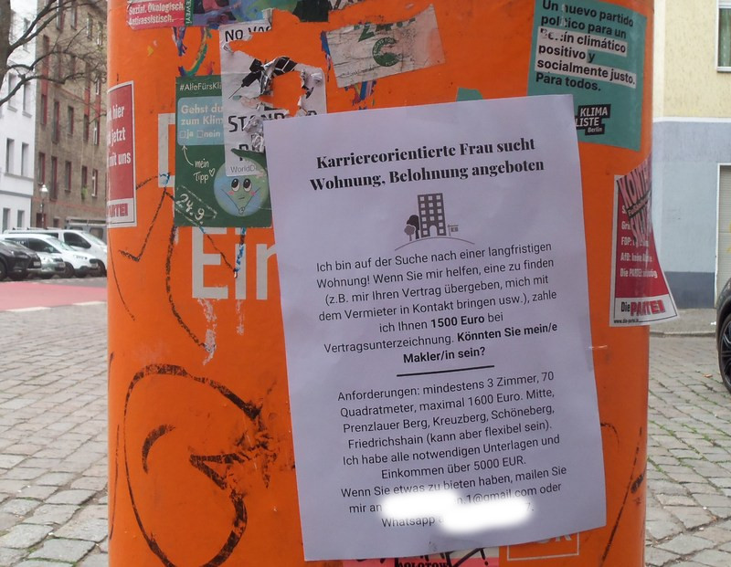 nk_12049's tweet photo. Wohnungsgesuch gefunden #Schillerkiez #Neukölln (leider auf dem Mülleimer, nicht drinnen)
Karriereorientierte Frau mit mtl. über 5000 € sucht Whg. bis 1600 € Miete gegen 1500 € Schmiergeld.
Wir haben schon genug Karriereorientierte hier - gegen die Stadt der Reichen! https://t.co/Y5dNBhwyn3