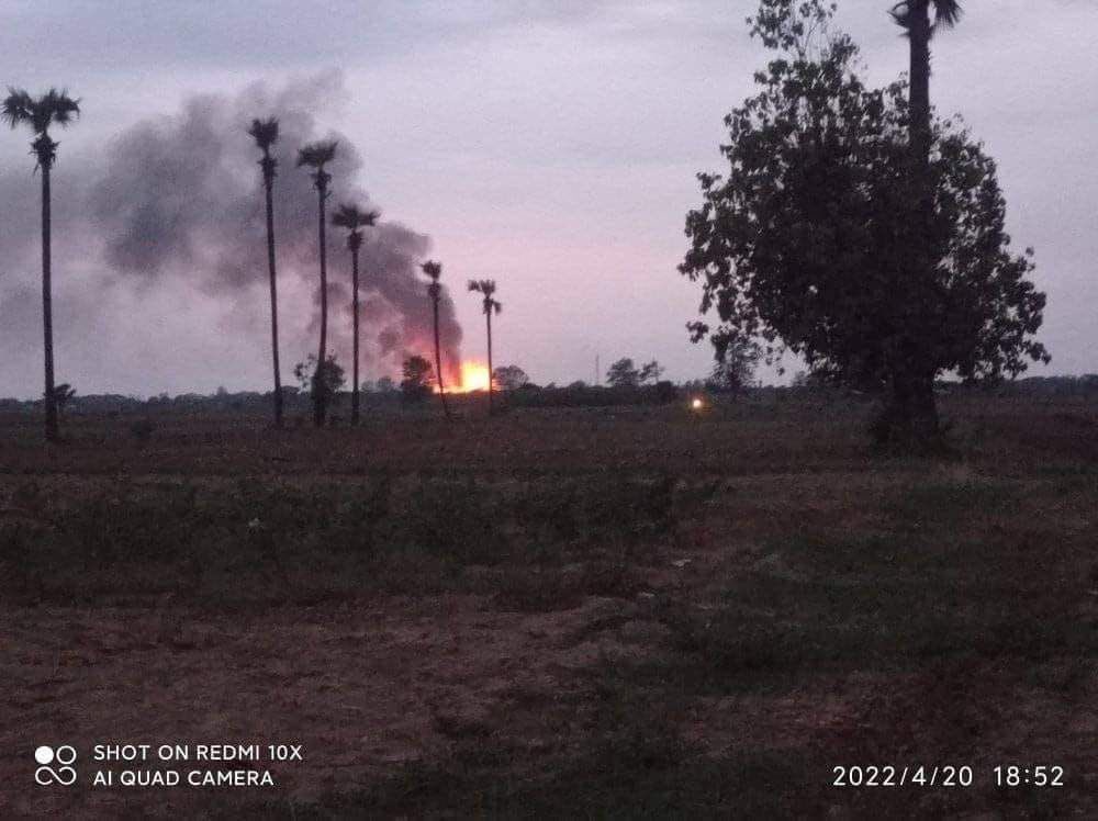 eitphyo68437076's tweet photo. It is reported that military troops set fire to the residential properties in NyaungHla village, Debayin tsp, Sagaing division again yesterday. #2022Apr21Coup #BanRostec #WhatsHappeningInMyanmar https://t.co/azPZxiEXH1
