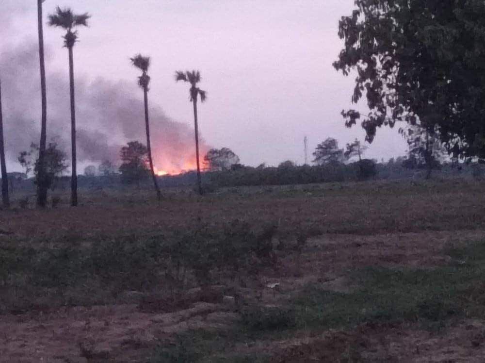 eitphyo68437076's tweet photo. It is reported that military troops set fire to the residential properties in NyaungHla village, Debayin tsp, Sagaing division again yesterday. #2022Apr21Coup #BanRostec #WhatsHappeningInMyanmar https://t.co/azPZxiEXH1